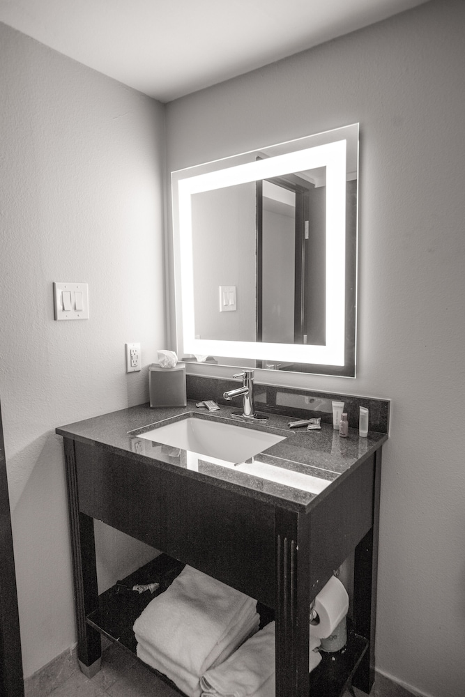 Room, 1 King Bed, Non Smoking - Photo 4