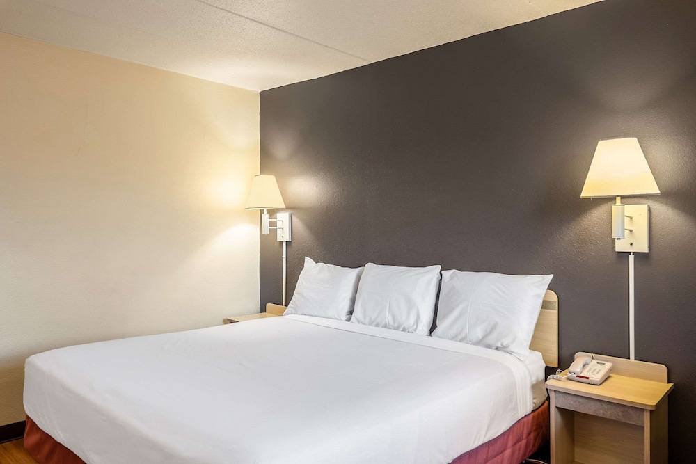 Standard Room, 1 King Bed, Non Smoking photo 1