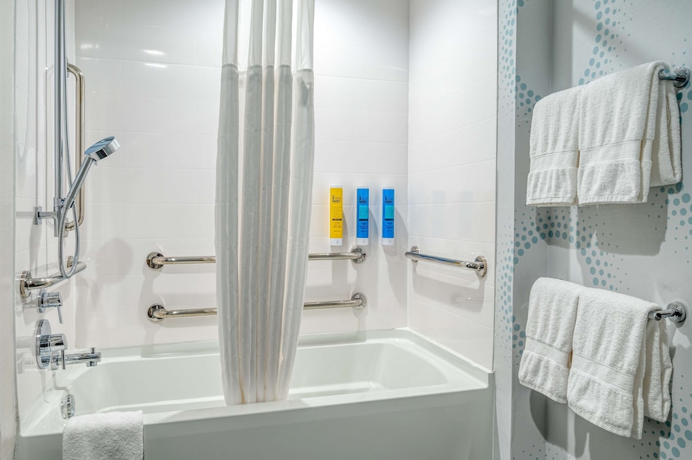 Room, 2 Queen Beds, Accessible, Bathtub - Photo 2