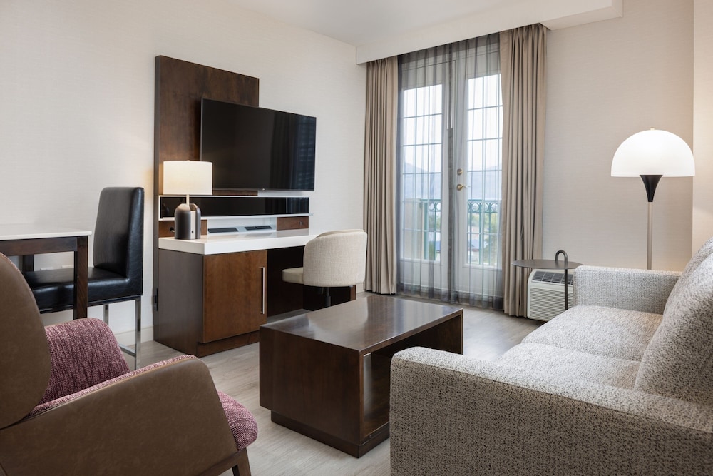 Suite, 1 Bedroom, City View - Photo 5