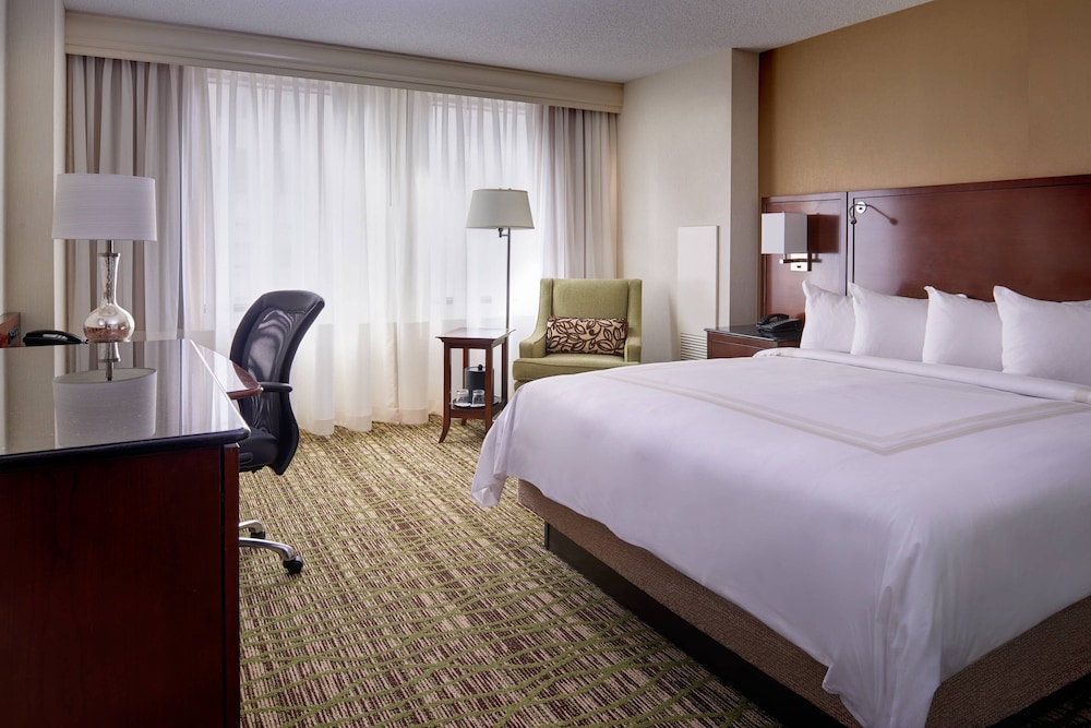 Club Room, 1 King Bed, Lake View (Hearing Accessible) - Photo 1