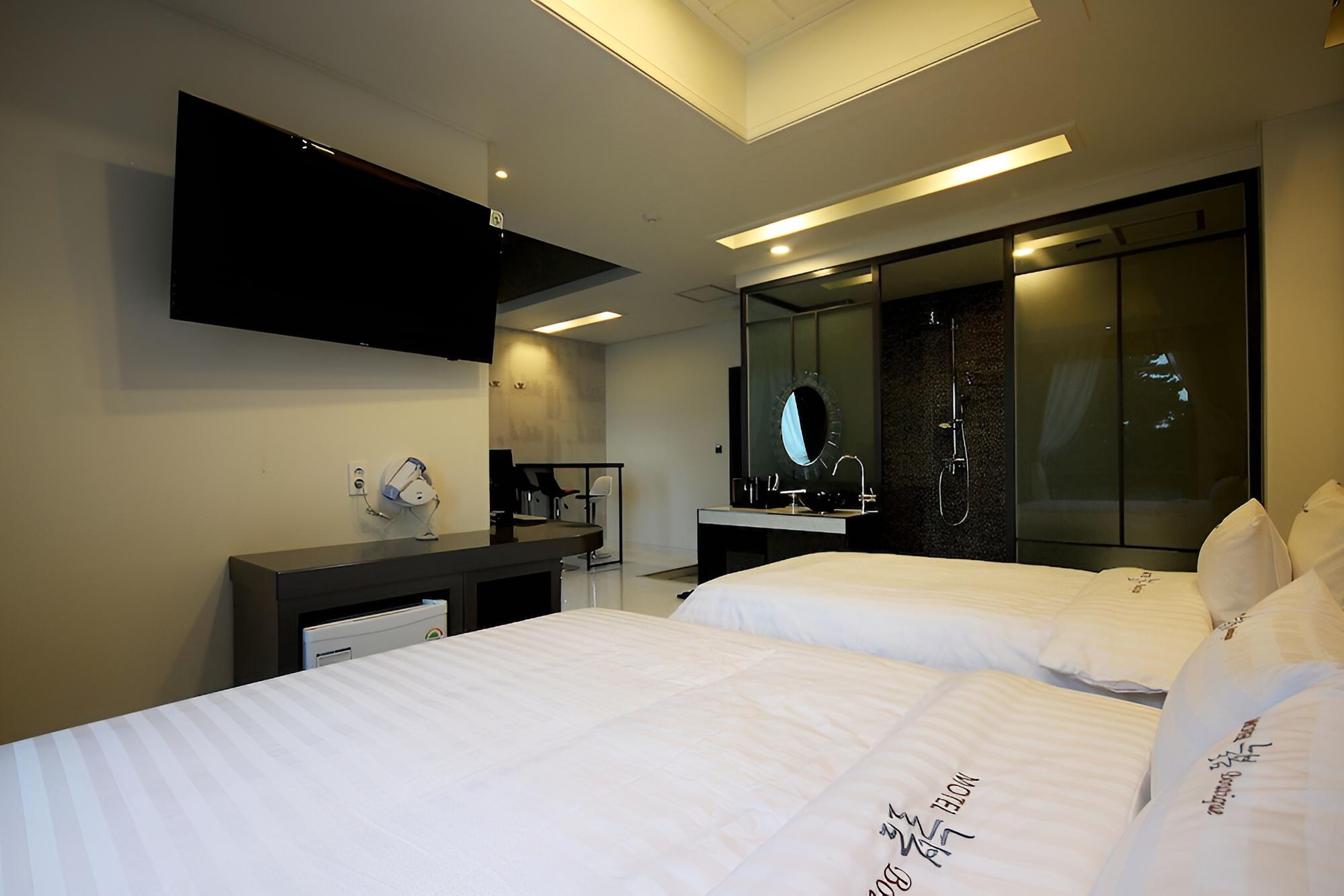 Room (SUITE) - Photo 20
