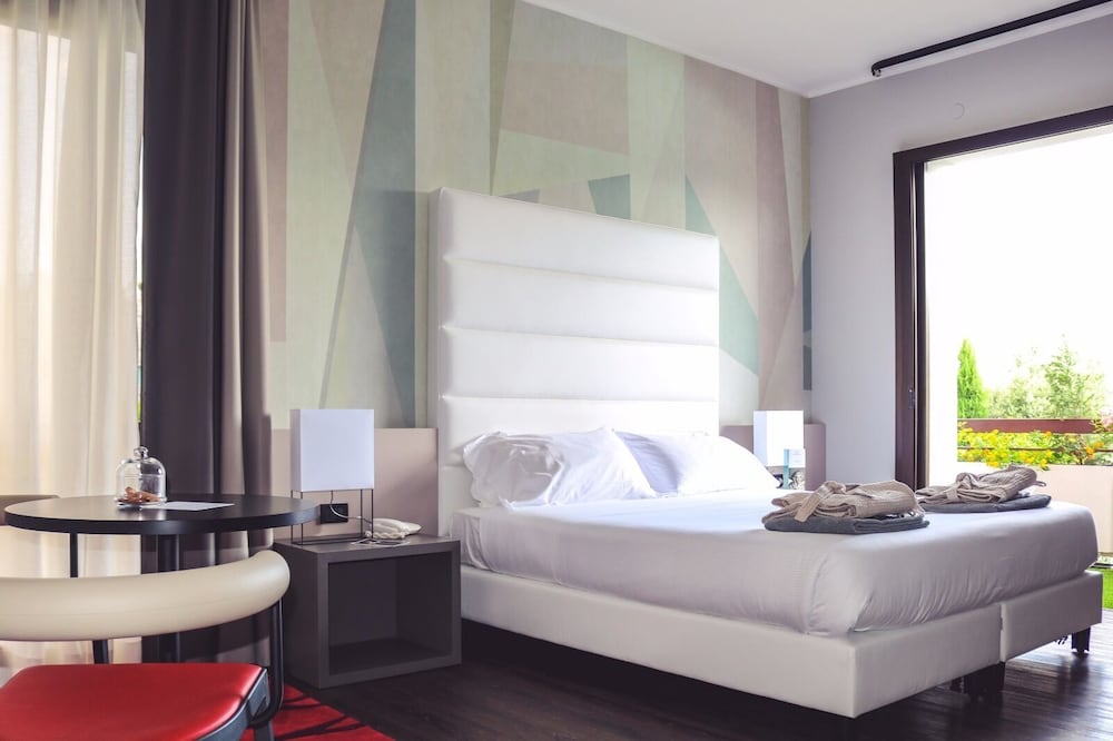 Junior Double Room, 1 King Bed, Fireplace, Resort View - Photo 8
