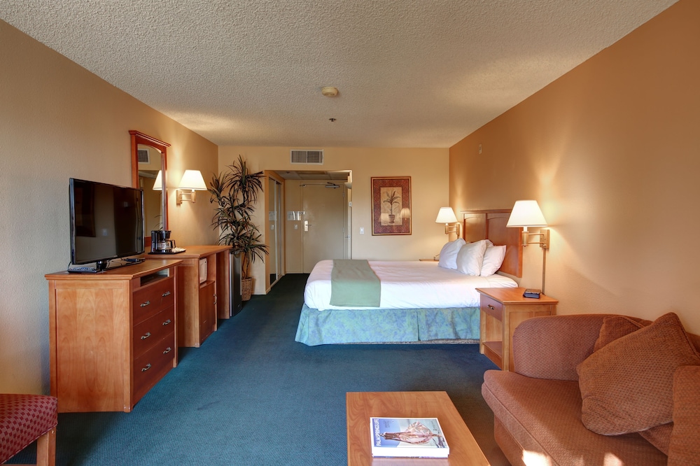 Room, 1 King Bed, Balcony, Pool View - Photo 1