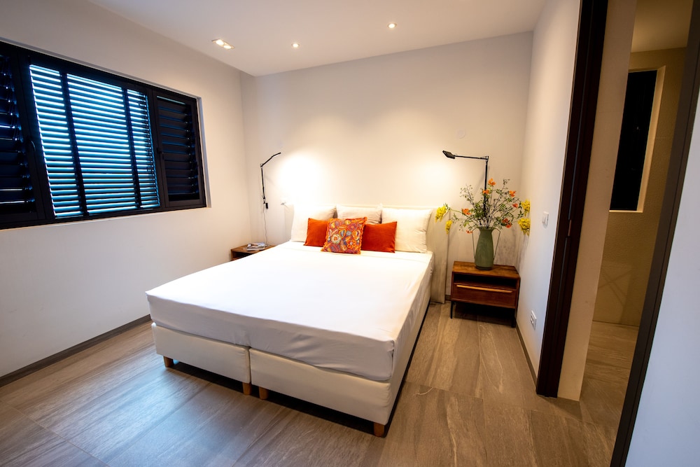 Beach Front Luxury Penthouse 2-3 bedroom photo 2