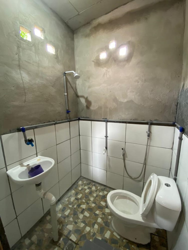 Family Room, Shared Bathroom - Photo 4