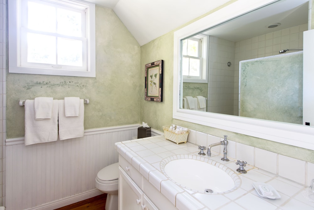 Traditional Suite, 1 King Bed, Kitchen, Fireplace (Pendle Cottage) - Photo 2