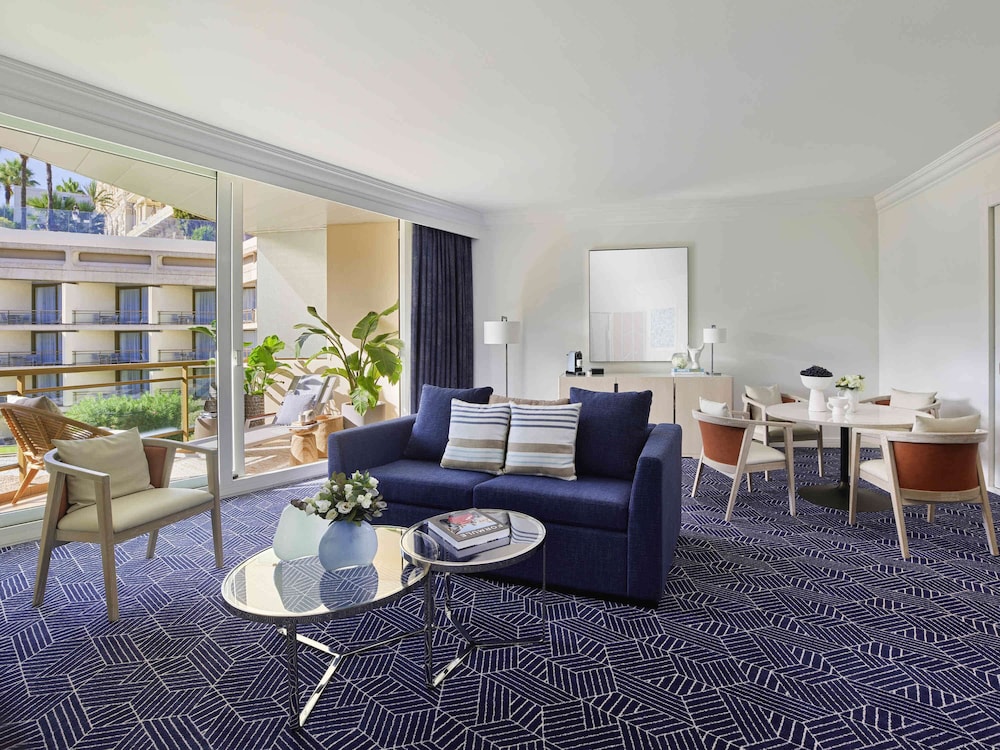 Garden Suite, garden view, 1 kingsize bed or two double beds.