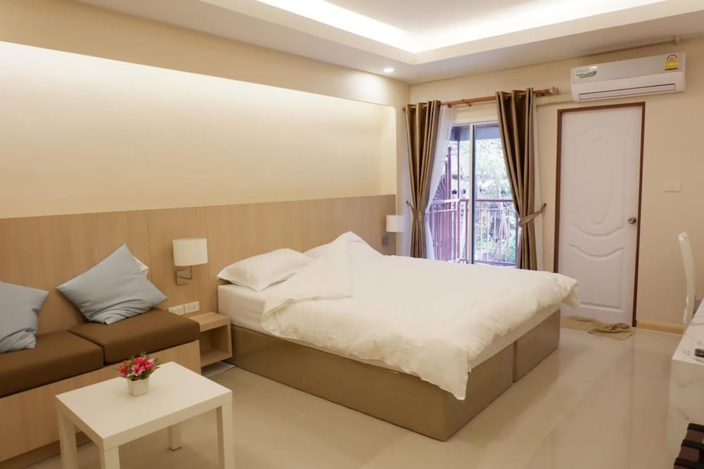 Deluxe Room, 1 King Bed photo 2