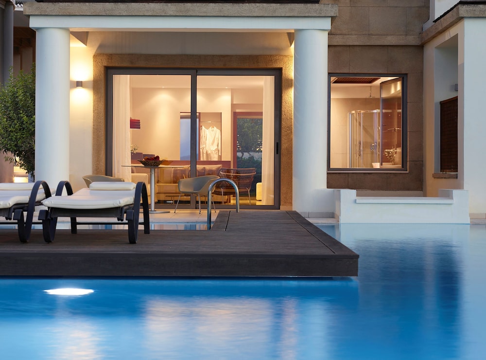 Grand Suite, Sea View (Beachfront Swim Up) thumbnail 5
