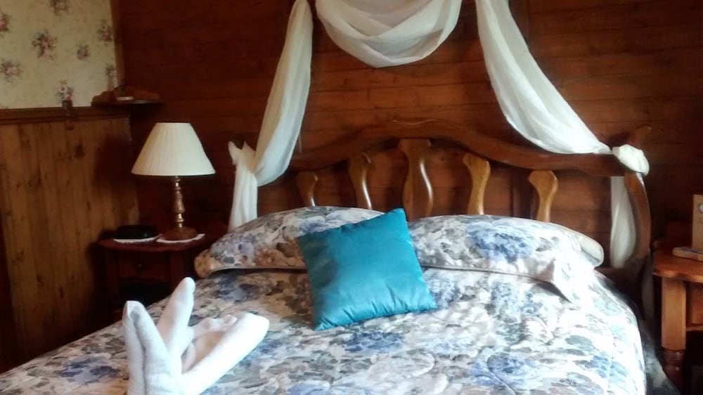 #7 Room, 1 Queen Bed, Separated Private Bathroom, River View (Turquoise) photo 3