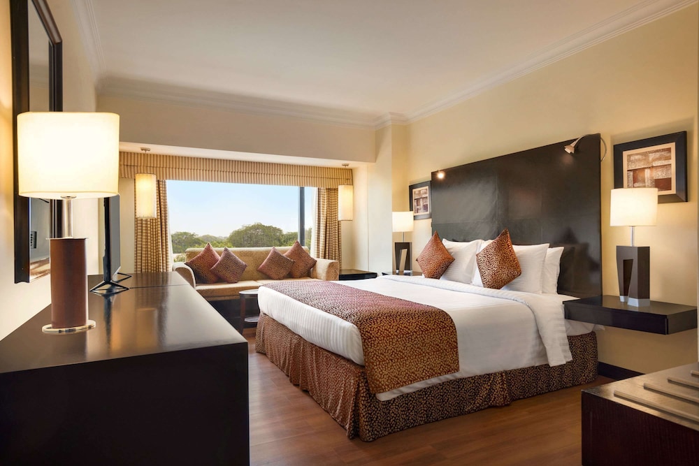 Suite, 1 King Bed, Smoking