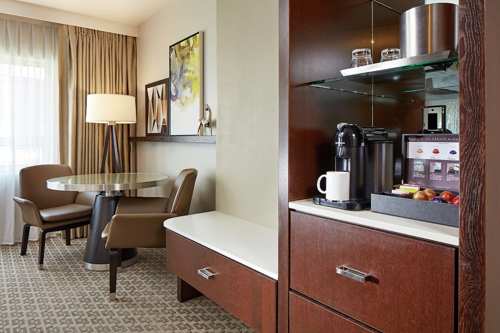 Deluxe Queen Room with Two Queen Beds (Non Smoking) (Accessible) - Photo 3