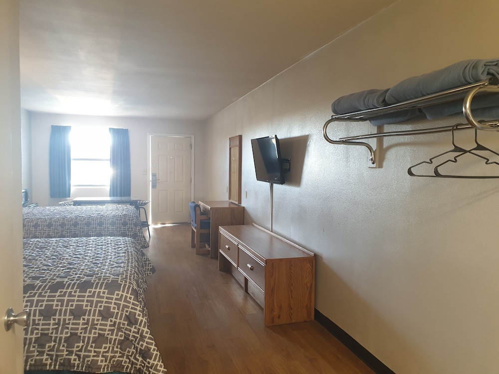 Basic Double Room, 2 Queen Beds, Non Smoking photo 2