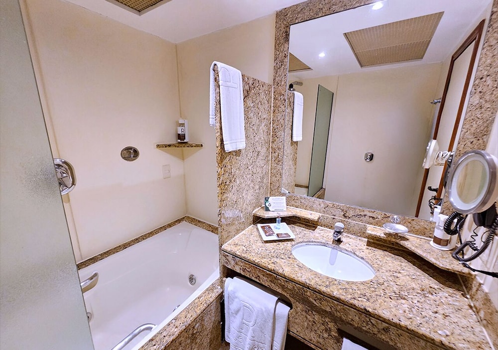 Premium Triple Room thumbnail 5