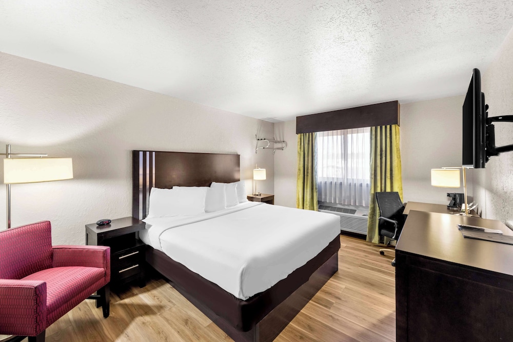 Deluxe Room, 1 King Bed, Non Smoking (1st Floor) - Photo 2