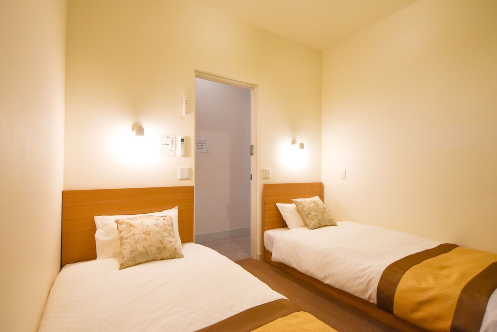 Basic Twin Room, 2 Twin Beds, Non Smoking, Ground Floor - Photo 1