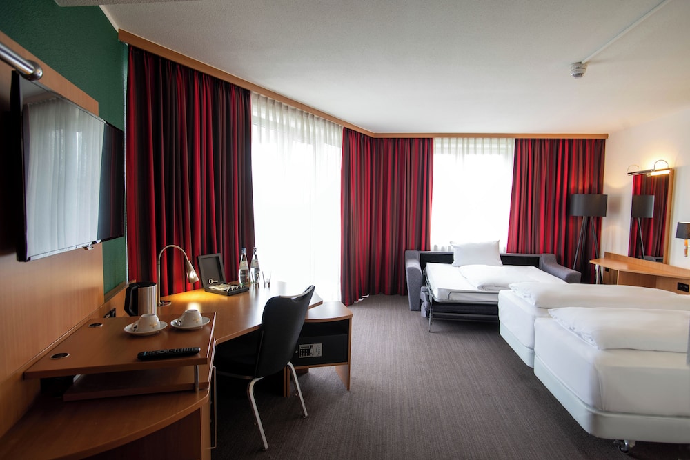 Comfort Room, 1 Queen Bed, Balcony (with Sofabed) photo 3