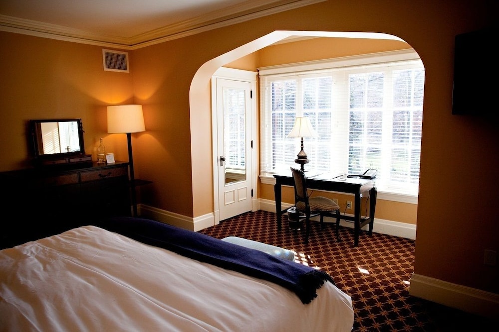 Deluxe Room, 1 King Bed (Amberson House) photo 2