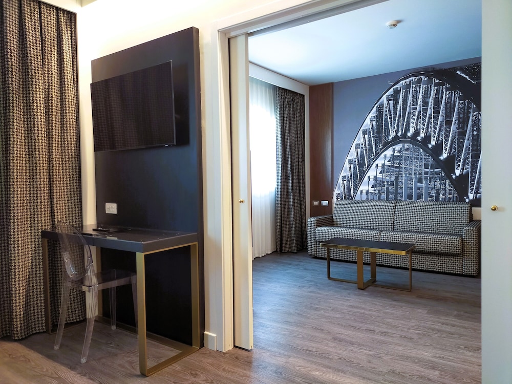 Business Suite photo 3