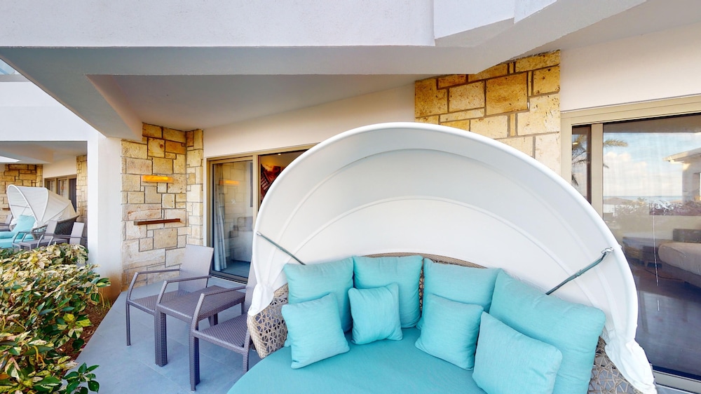 Luxury Presidential Beach Front Walkout One Bedroom Suite Diamond Club