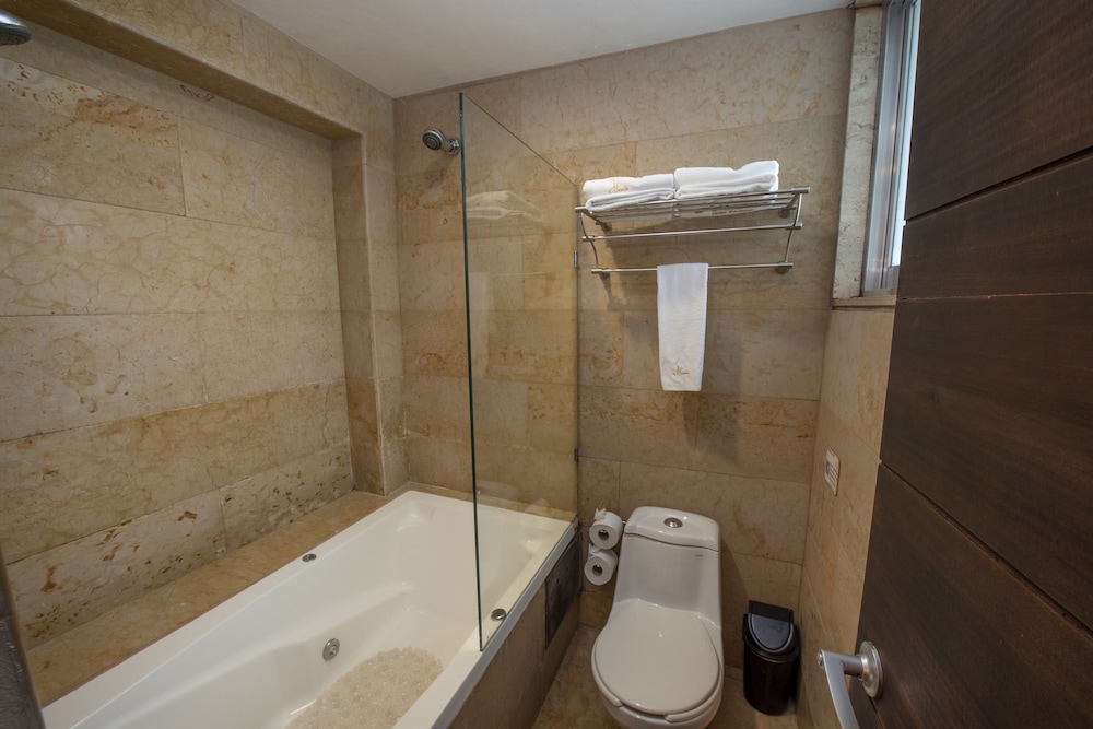 Junior Suite, 1 Queen Bed - Photo 5