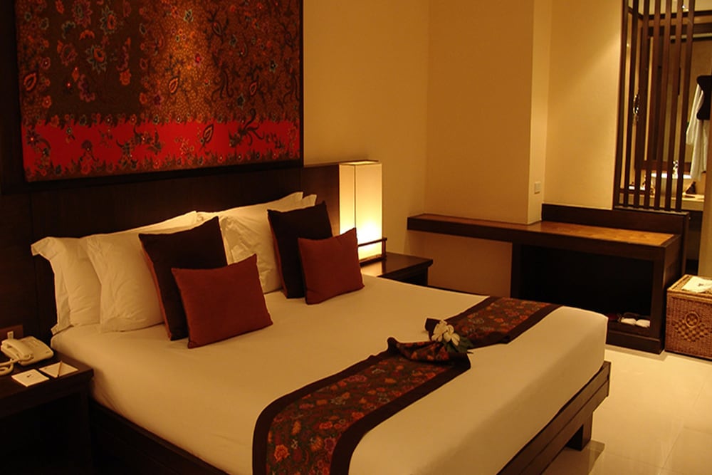 Deluxe Room, Jetted Tub - Photo 8