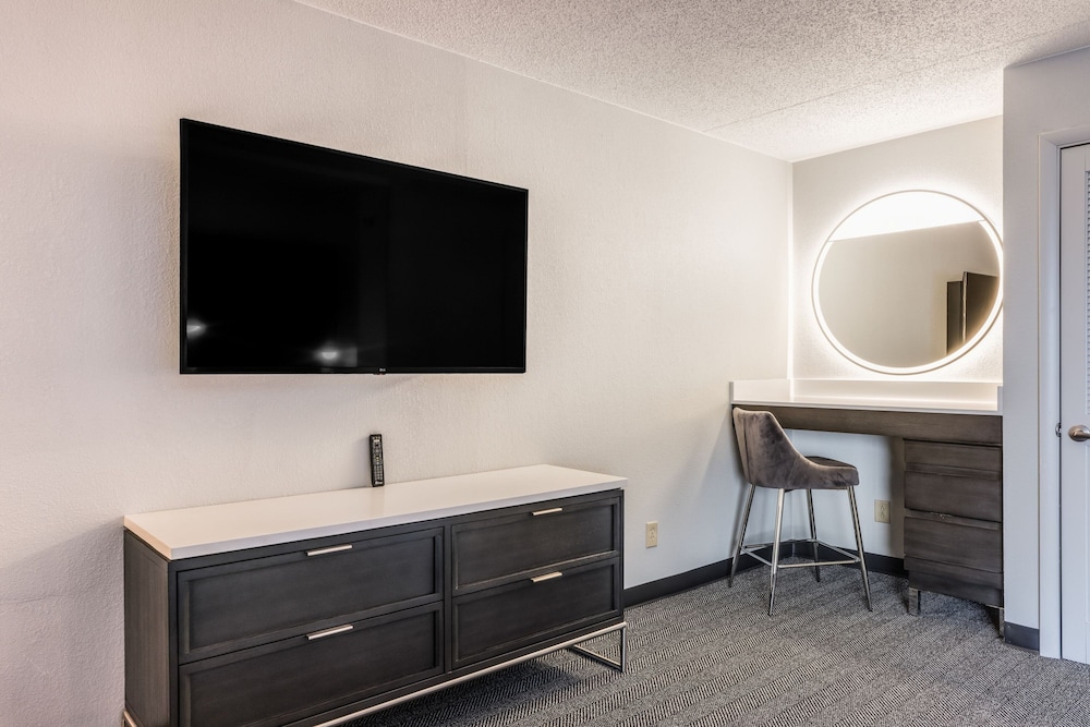 Room, 1 King Bed With Sofa Bed (Mobility/Hearing Accessible, Tub) - Photo 5