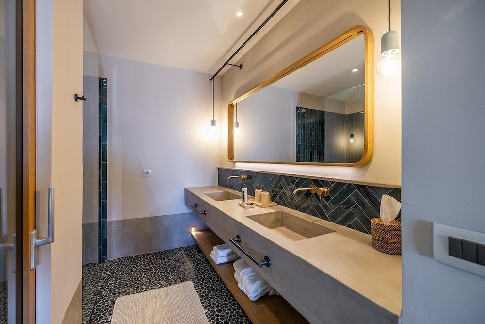 Eliamos Three Bedroom Villa with outdoor private pool and sea view photo 2