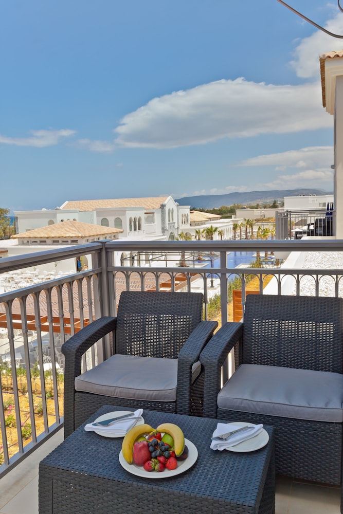 Deluxe Duplex, Hot Tub, Sea View (Maisonette) thumbnail 5