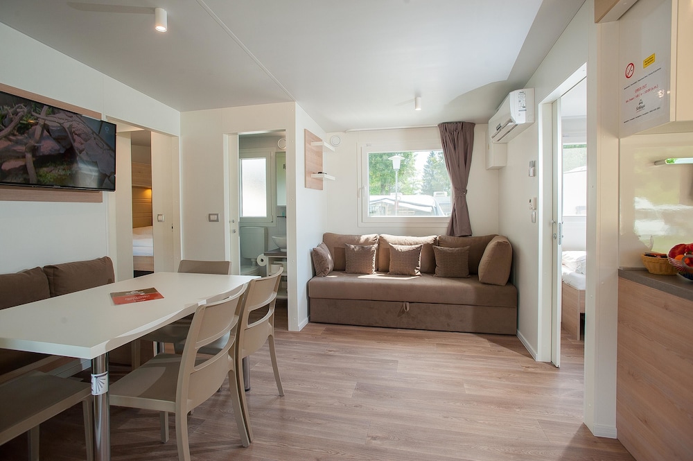 Luxury Mobile Home, 2 Bedrooms, 2 Bathrooms, Garden Area photo 1