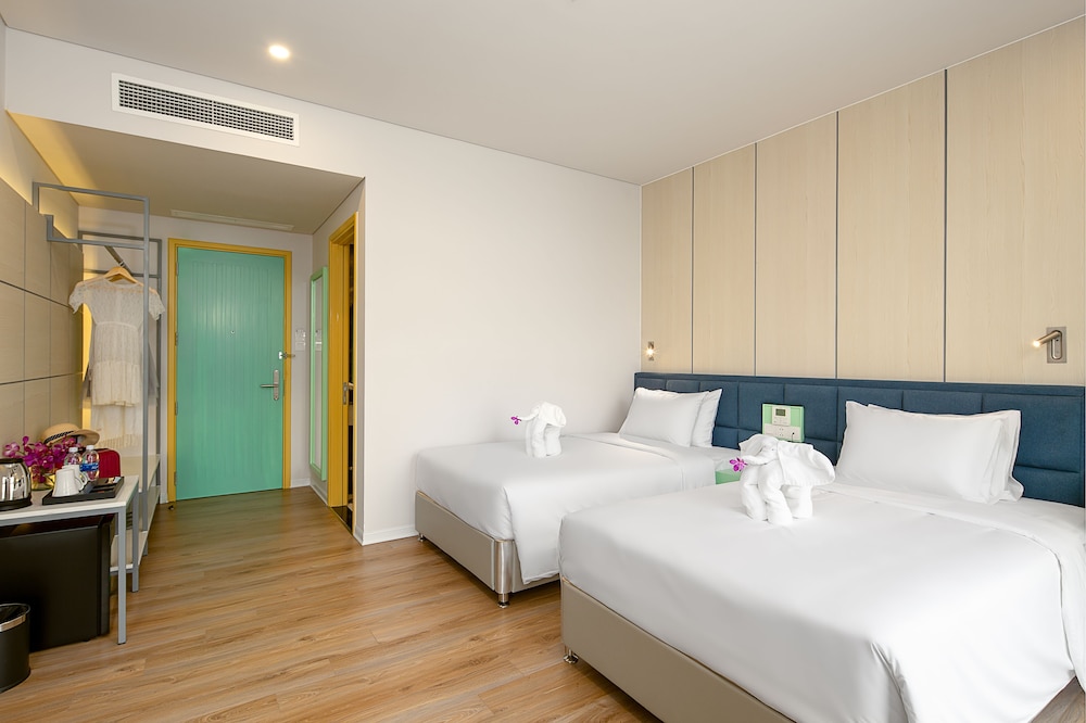 Junior Suite, 2 Twin Beds, City View - Photo 1