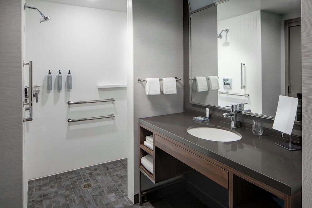Suite, 1 Bedroom (Mobility/Hearing Access, Roll-In Shwr)