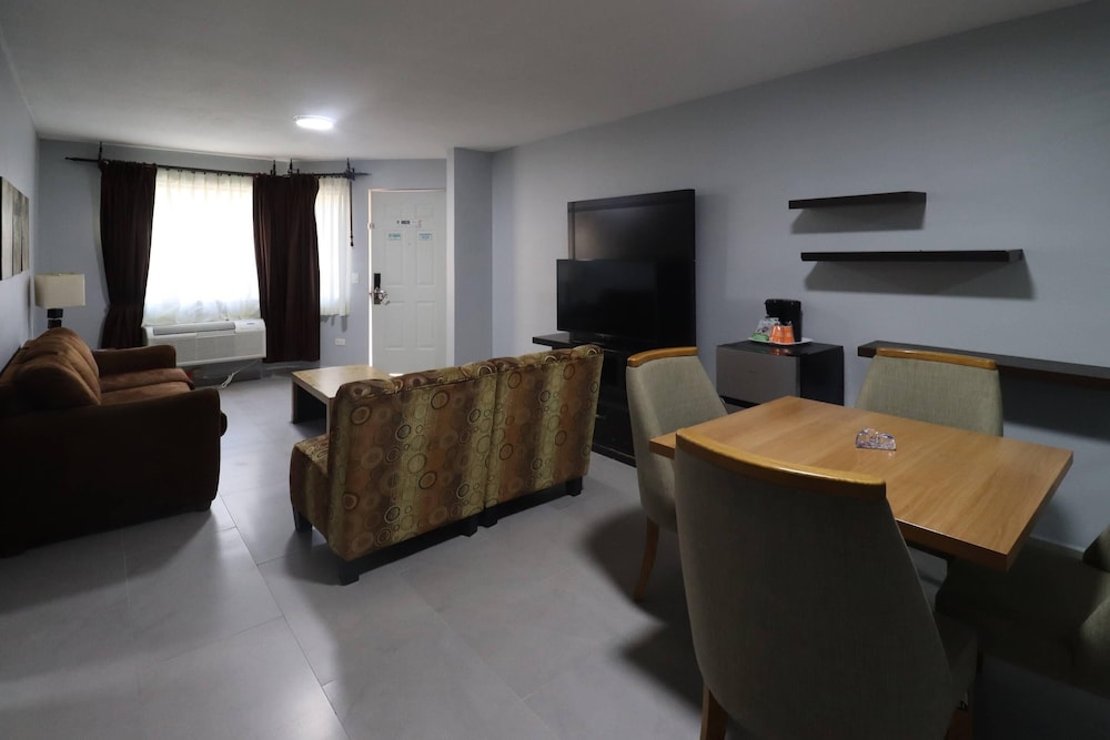 Suite, 1 King Bed, Non Smoking - Photo 3