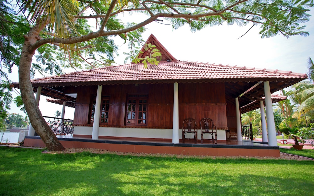 Water Front Heritage Cottage with Balcony - Photo 1
