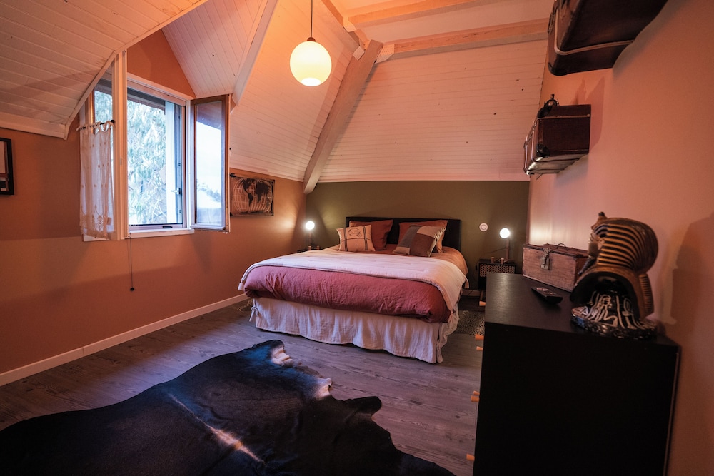 Superior Quadruple Room, 1 Queen Bed with Sofa bed, Non Smoking, Private Bathroom