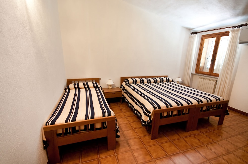 Economy Triple Room photo 2