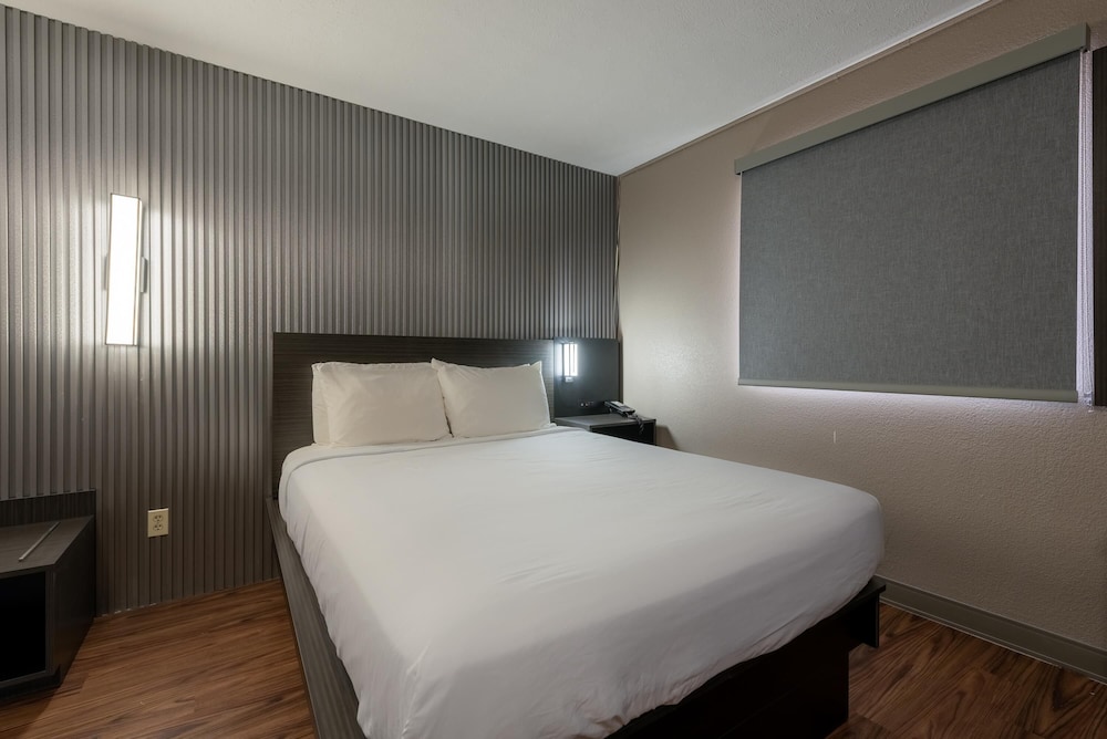 Deluxe Room, 1 Queen Bed, Accessible, Non Smoking photo 2
