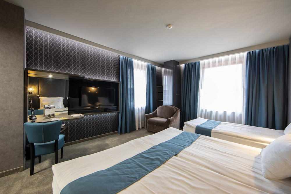 Deluxe Double Room (2 adults & 1 child) photo 2