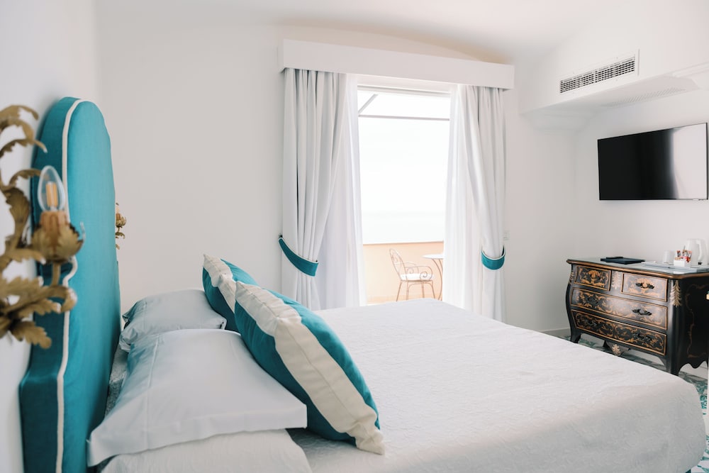 Deluxe Double or Twin Room, Terrace, Sea View - Photo 9
