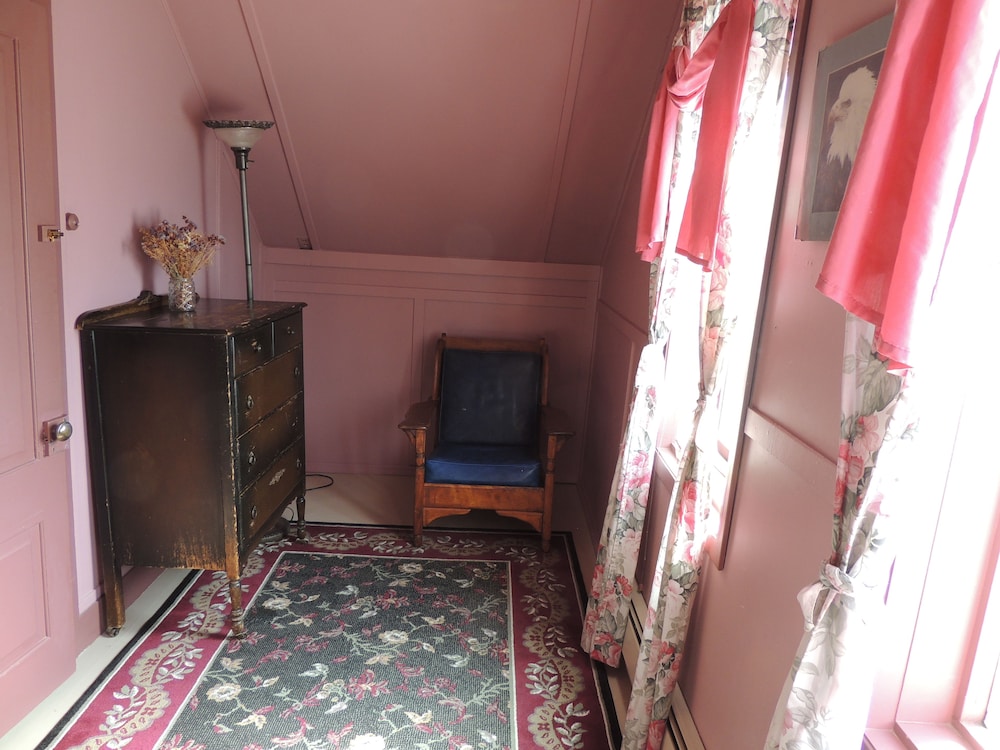 Room, 1 Queen Bed (Rose Room) photo 3