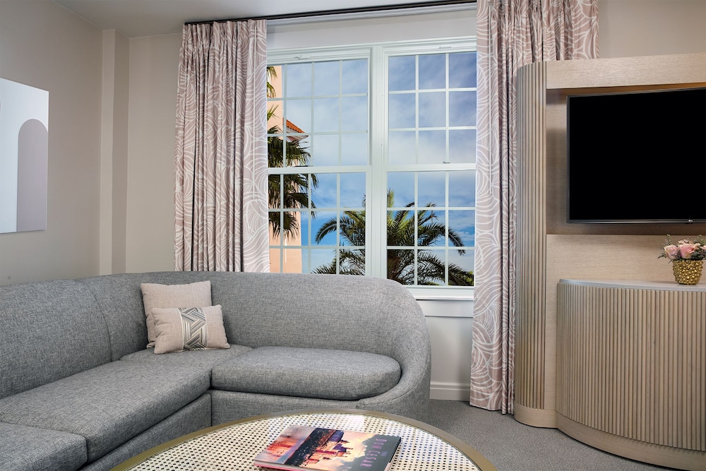 Junior Suite, 1 King Bed (Luxury) - Photo 2