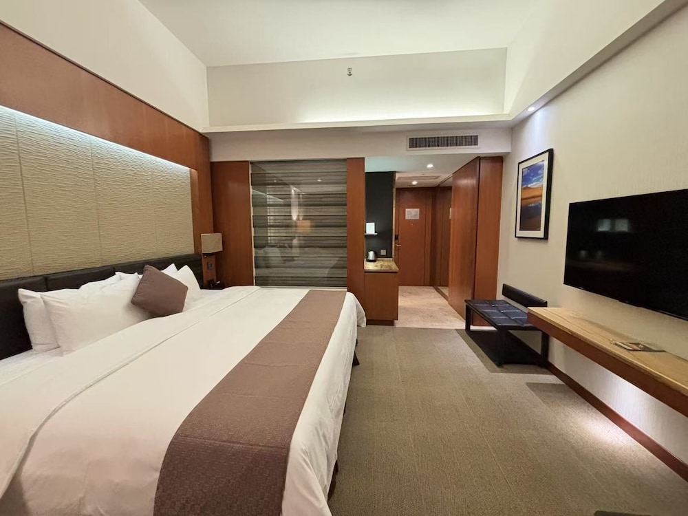2.4m King Bed Room photo 1