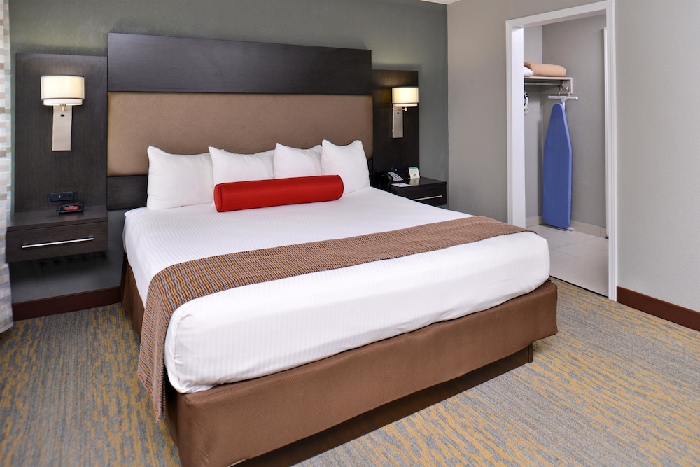 Standard Room, 1 Double Bed, Accessible, Bathtub - Photo 2