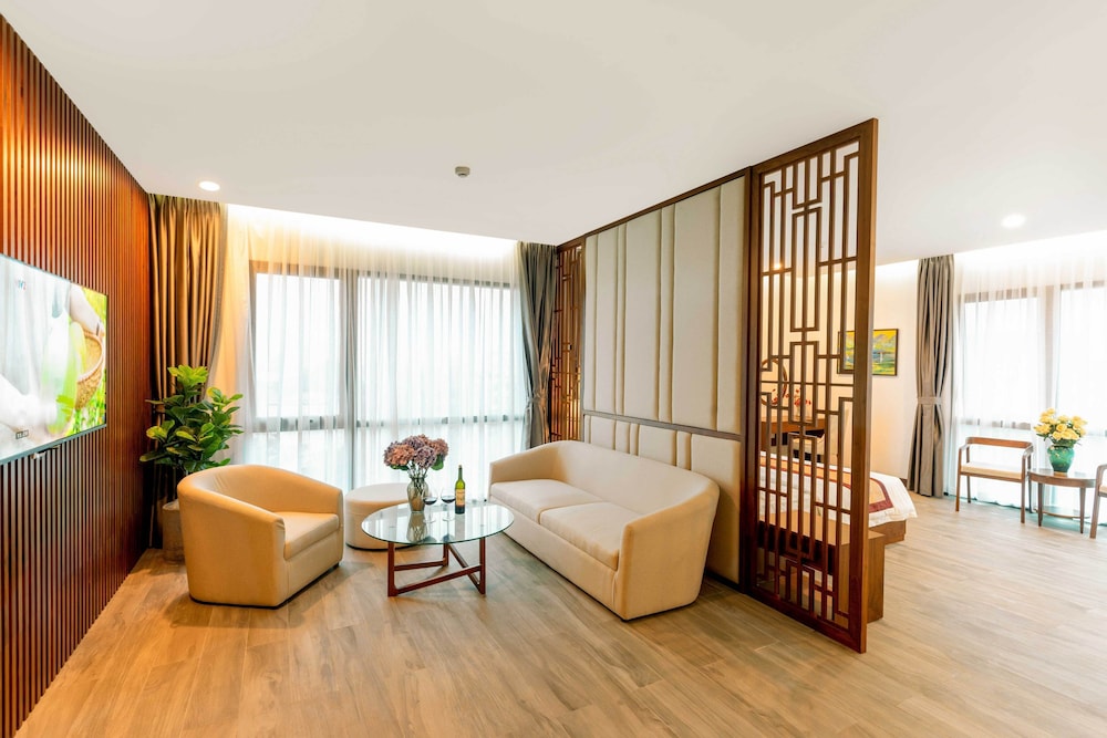 Suite - Photo 1