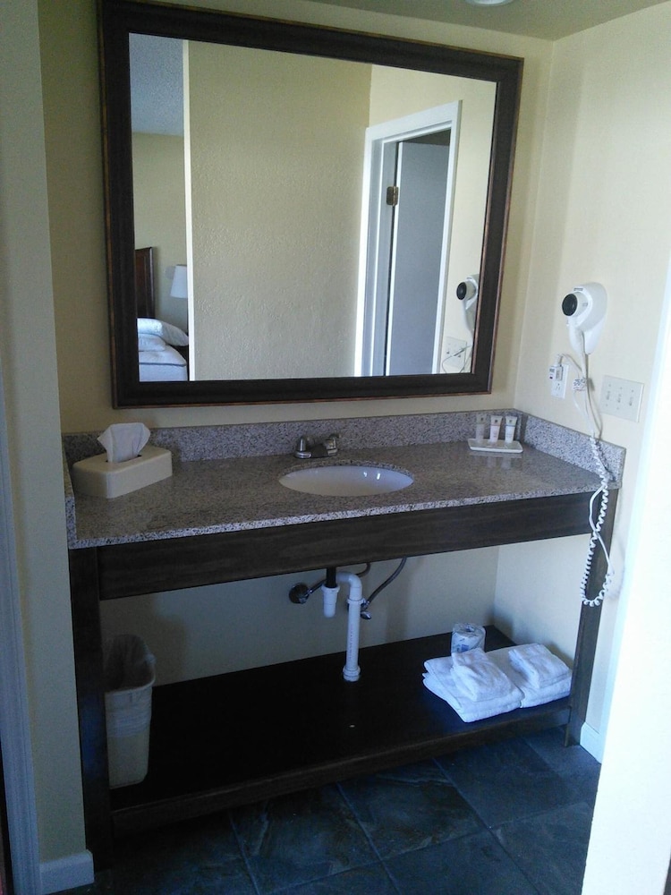 2 Queen Beds, Pool Building - Photo 4