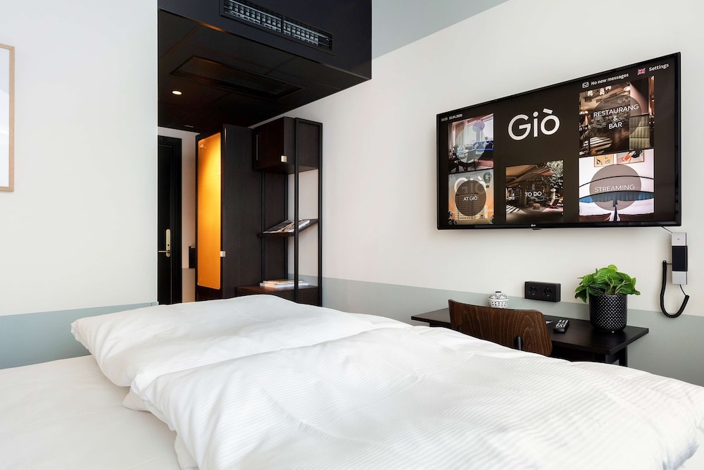Standard Room, 1 Queen Bed, Non Smoking - Photo 4