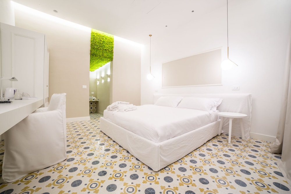 Standard Room, 1 King Bed, Private Bathroom, Courtyard View photo 1