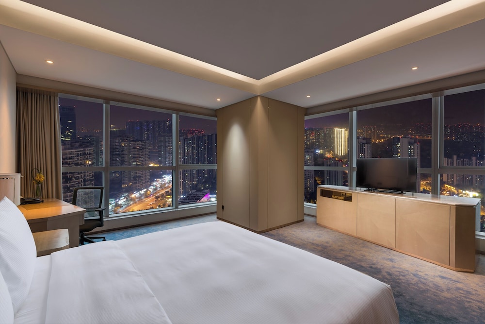 Suite, 1 King Bed (Ambassador)