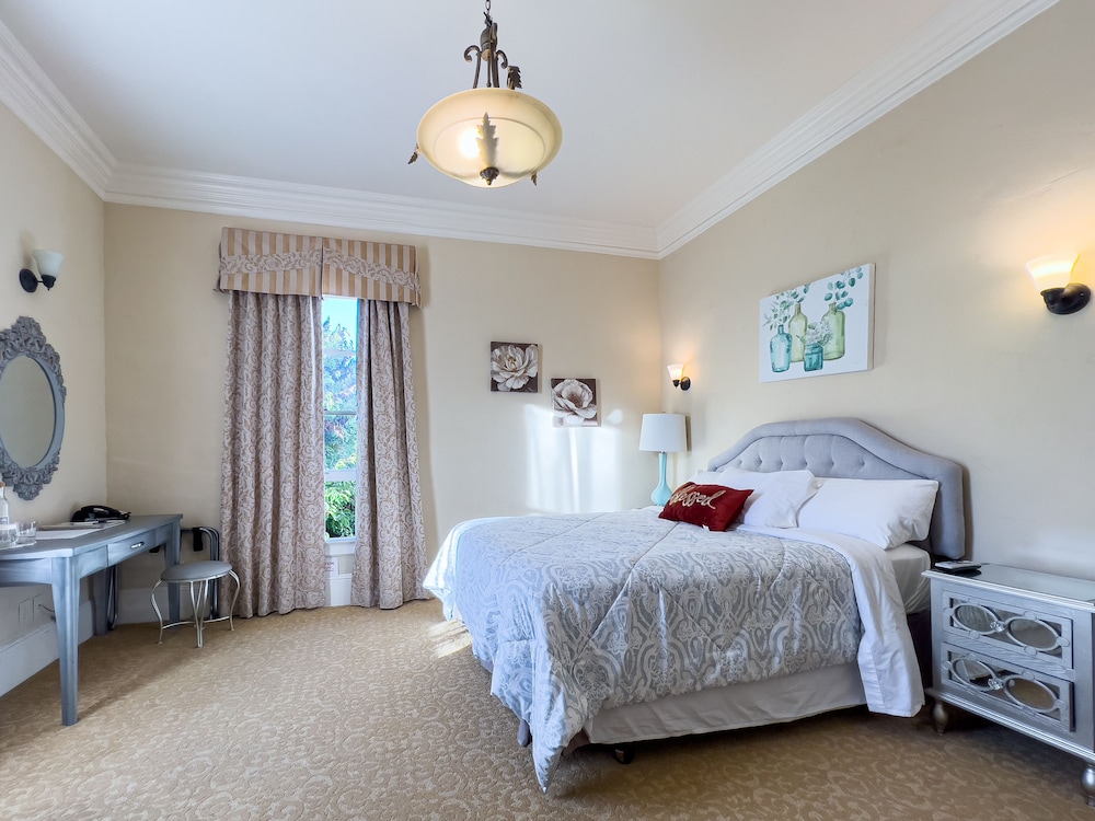 Classic Room, 1 Queen Bed, Garden View